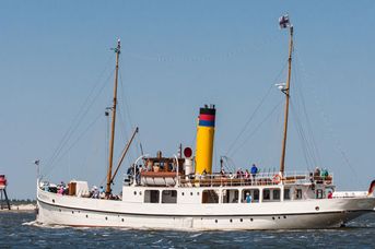 Fahrt von Emden nach Leer mit dem Traditions-Dampfschiff "Prinz Heinrich" 